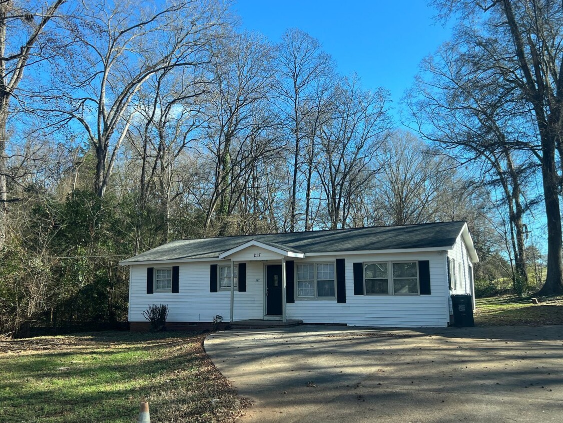 Primary Photo - Adorable 4 bedroom 2 bath home Located in ...