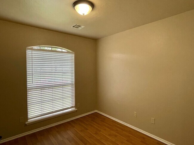 Foto del edificio - Beautiful 4 bed 2 bath home with a spacious up to date kitchen!