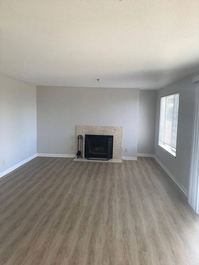 Building Photo - 044- Beautiful 2bd 2 bath Condo with View!!