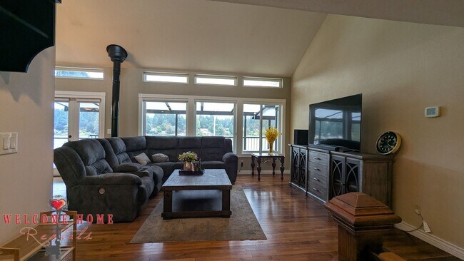Foto del edificio - Huge waterfront home, fully furnished, boa...