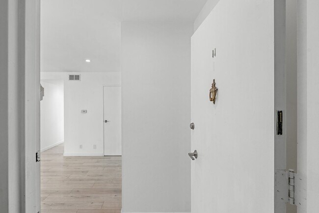 Foto del edificio - Modern 1BR/1BA Penthouse in Pacific Height...