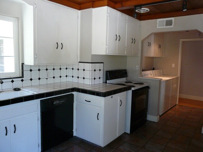 Building Photo - 211 Orchard Rd