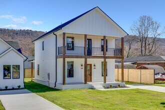 Building Photo - 106 N Moss Ave