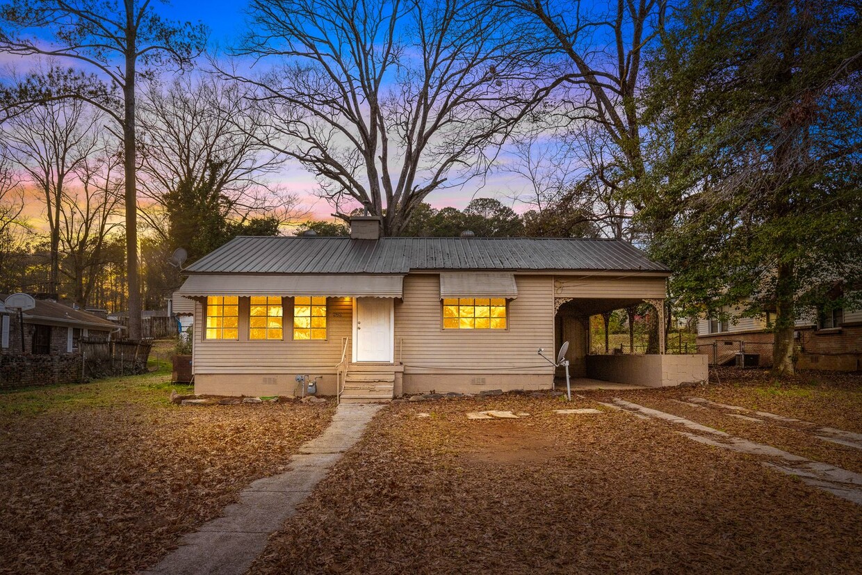 Primary Photo - Beautifully Renovated 3 Bedroom 2 Bath Hom...