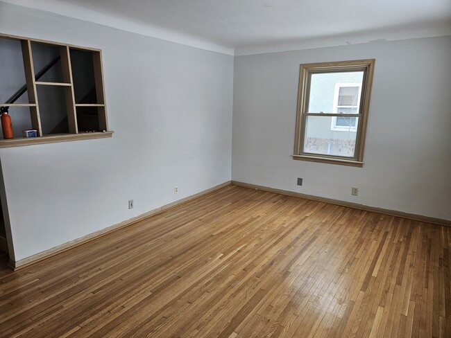 Building Photo - 5010 N Sheridan Ave