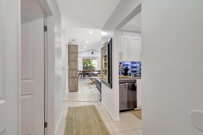Building Photo - 5151 W Club Cir