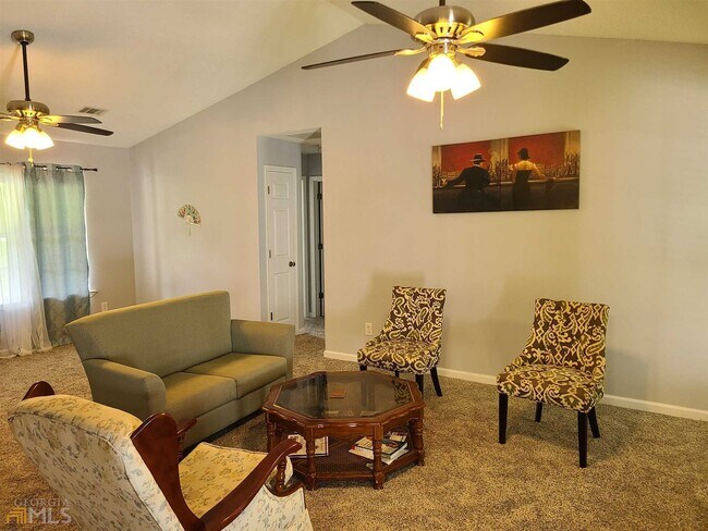 Building Photo - 345 Lone Oak Dr