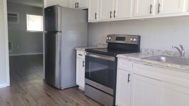 Building Photo - "Charming Studio Retreat with Full Bath in...