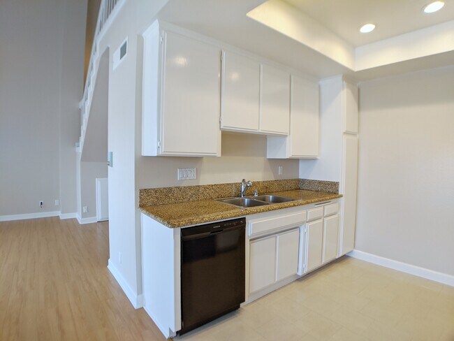 Building Photo - 1315 S Carmelina Ave