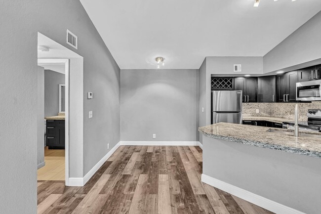 Foto del edificio - 3300 Pinewalk Dr N