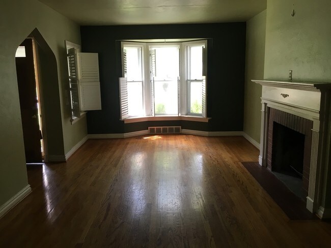 Foto del edificio - 1042 N Geyer Rd, Kirkwood, MO 63122