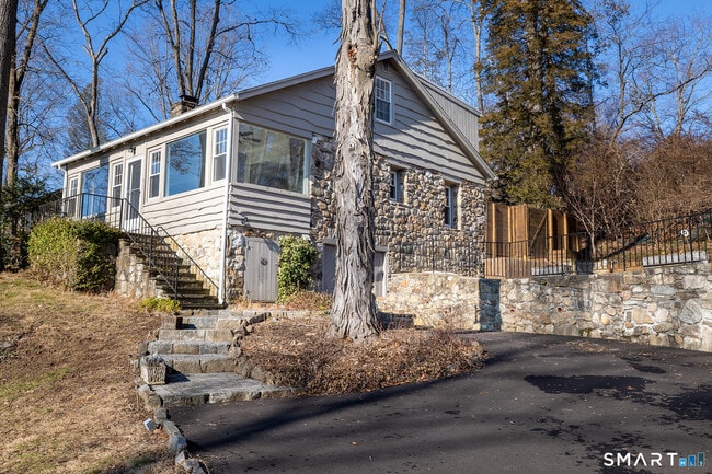 Building Photo - 16 Crescent Dr