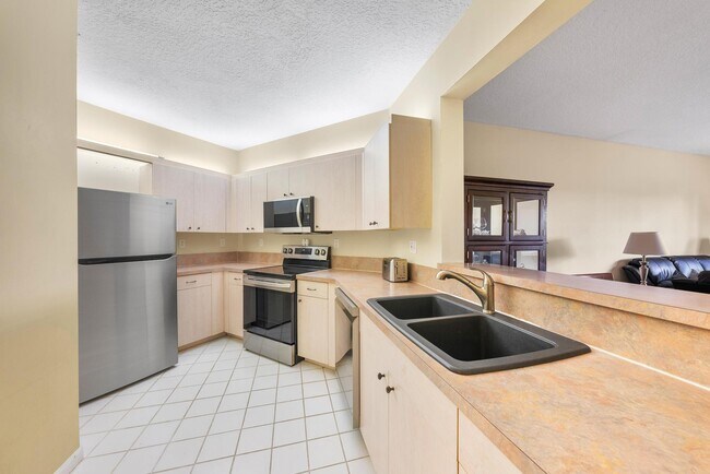 Building Photo - 100 Uno Lago Dr
