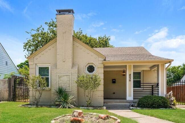 Building Photo - Updated 3-Bedroom 2-Bath Home - Garage- Bonus Space- Fully Fenced-in Yard- Pet Friendly!