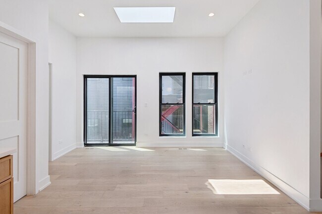 Foto del edificio - 3641 N Wilton Ave