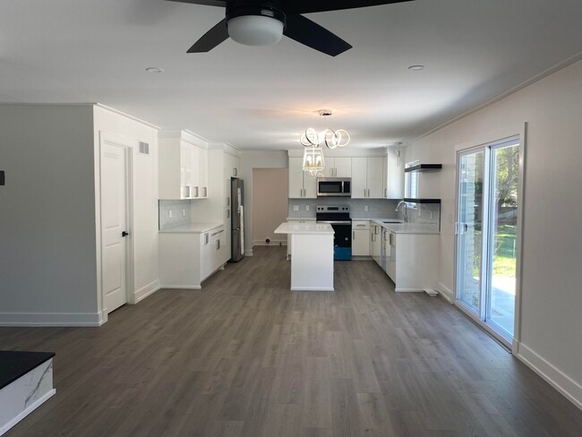 Foto del edificio - 18661 Laurel Dr