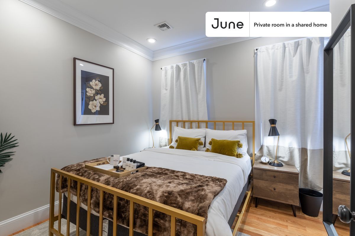Foto principal - Private bedroom in 3 bed/1 bath Home