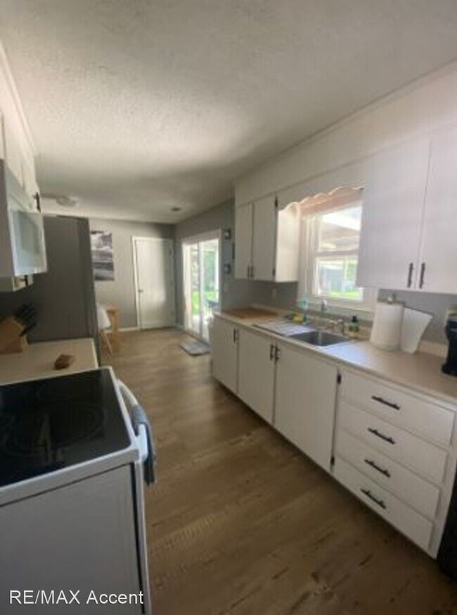 Building Photo - 3 br, 1.5 bath House - 2405 Dolphin Dr.