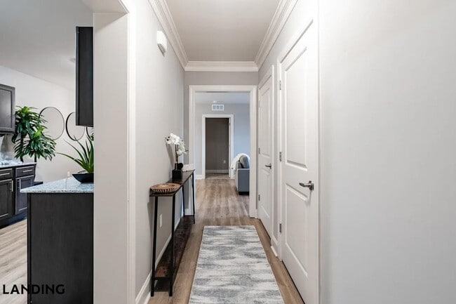 Building Photo - 305 Laredo Dr