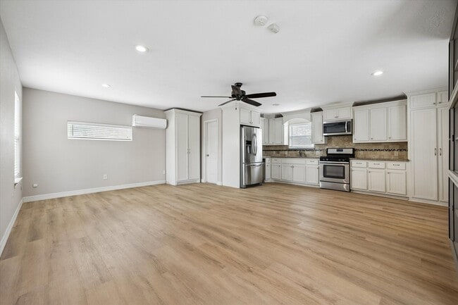Building Photo - 2519 White Oak Dr
