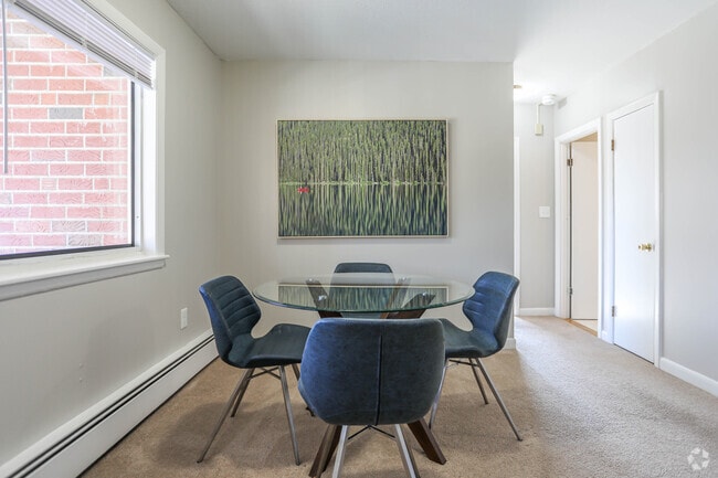 Unit 620 dining area - Lakeview Gardens