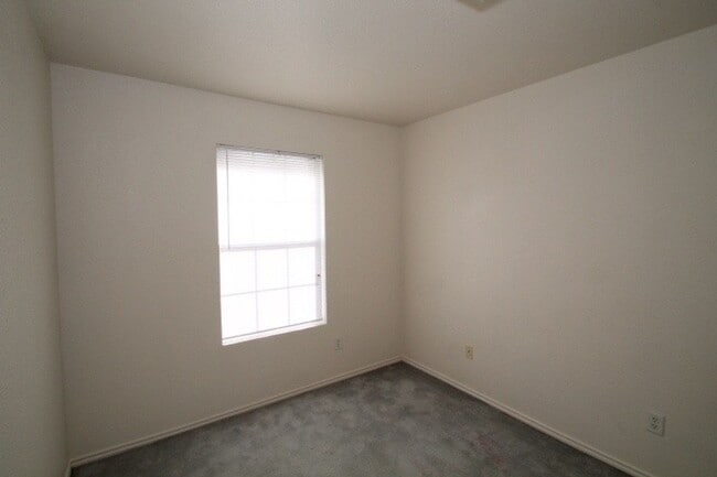 Building Photo - Convenience!