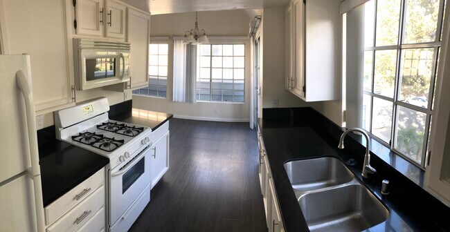 Foto del edificio - 839 N Hayworth Ave