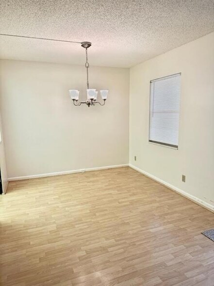 Foto del edificio - 3063 Ainslie Dr