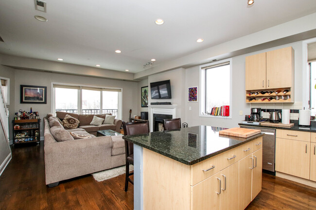 Foto del edificio - 1369 W Hubbard St