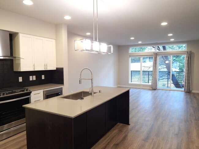 Photo - Bellevue 5 bd 3.5 bath townhouse with two ...