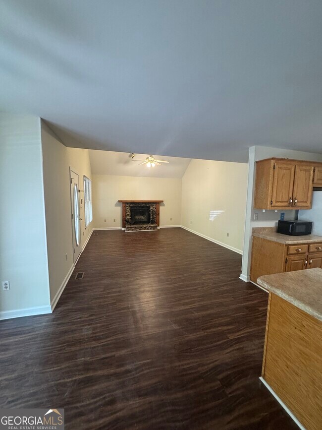 Foto del edificio - 571 Gold Ridge Rd