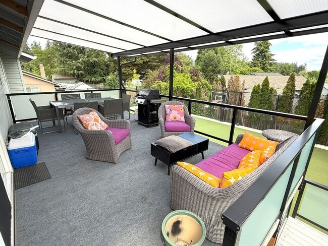 Building Photo - Stunning 4 BR / 3 BA West Beaverton Home with Private Oasis & Sport Court & Move In Special!
