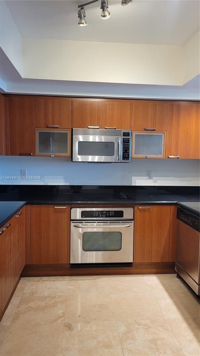 Foto del edificio - 14951 Royal Oaks Ln