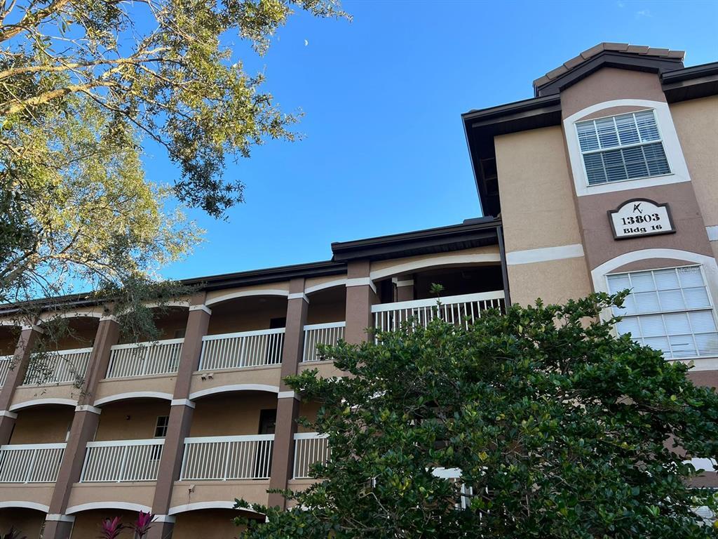 Foto principal - 13803 Fairway Island Dr