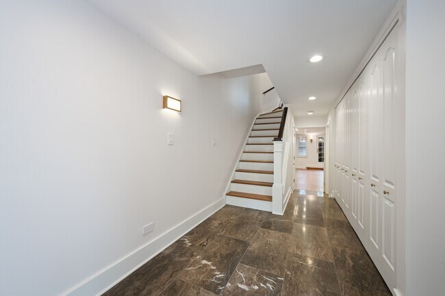 Building Photo - 2658 N Southport Ave