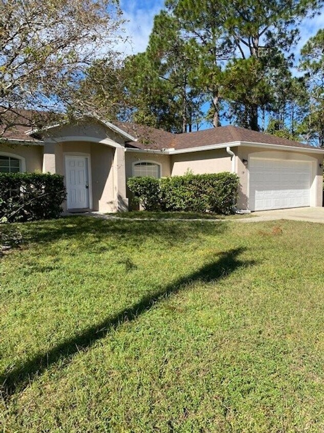 Primary Photo - Like new 4/2/2 with screened in porch! Loc...