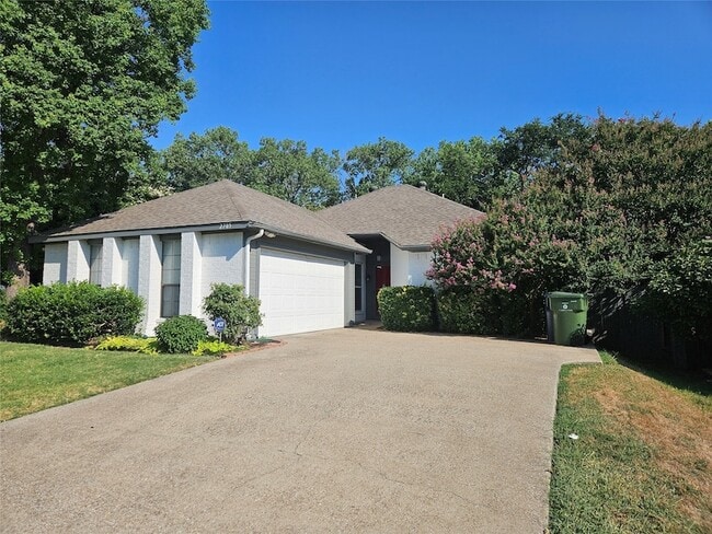 Photo - 2705 Francisco Dr House