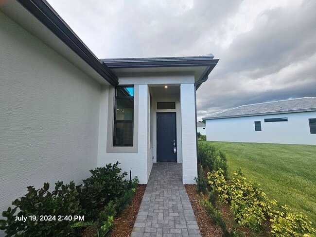 Building Photo - Discover the epitome of luxury living in t...
