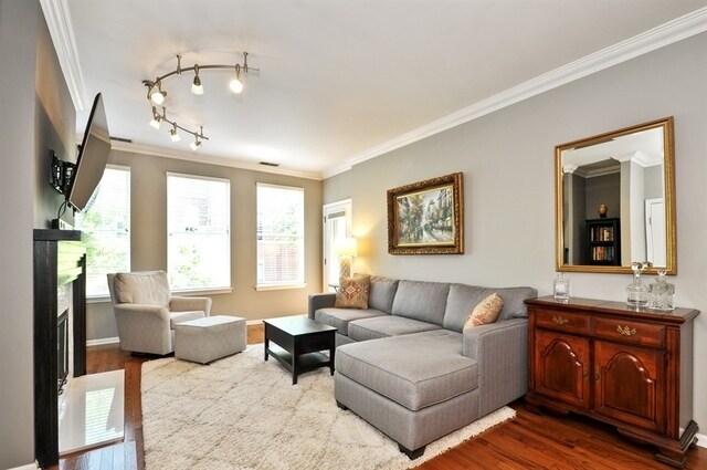 Primary Photo - 301 W Scott St