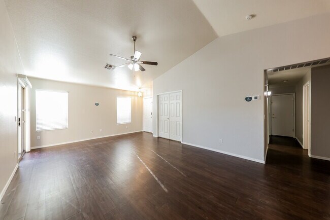 Foto del edificio - 12738 W Redfield Rd