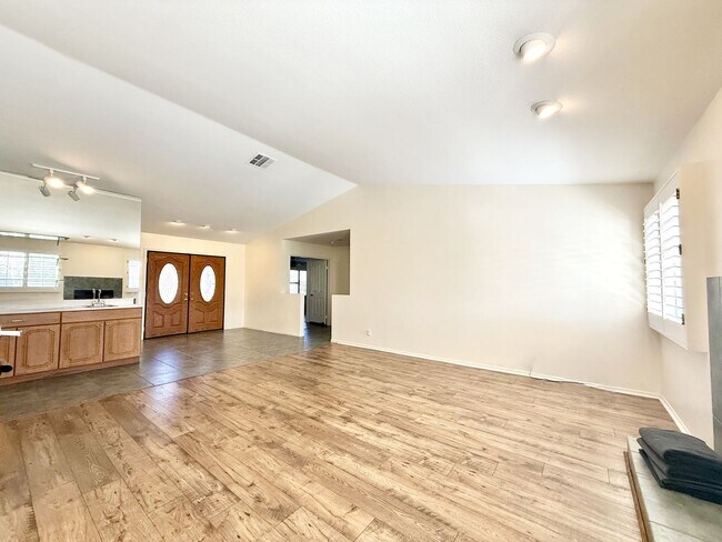 Foto del edificio - AVAILABLE NOW!! GORGEOUS 2 BEDROOM 2 BATHROOM Home in Palm Desert!