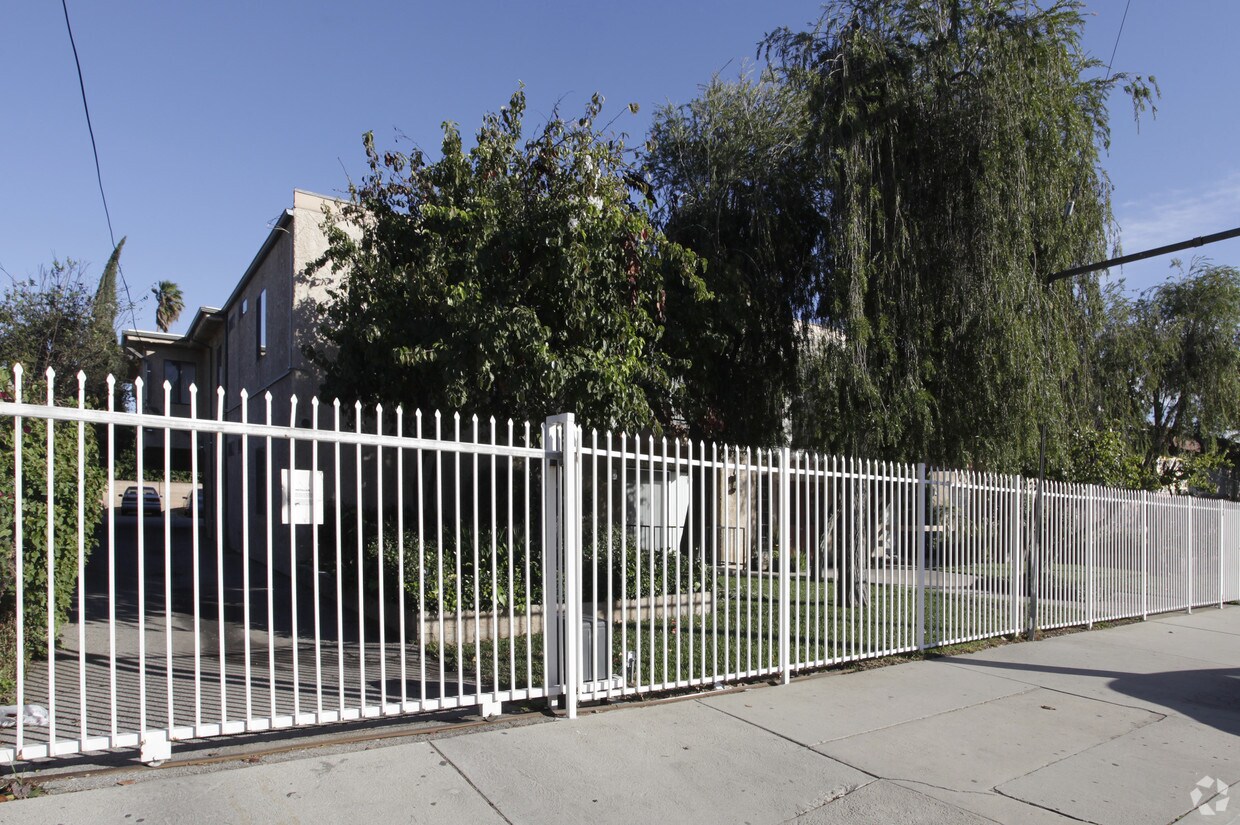 Building Photo - 6616 Vineland Ave