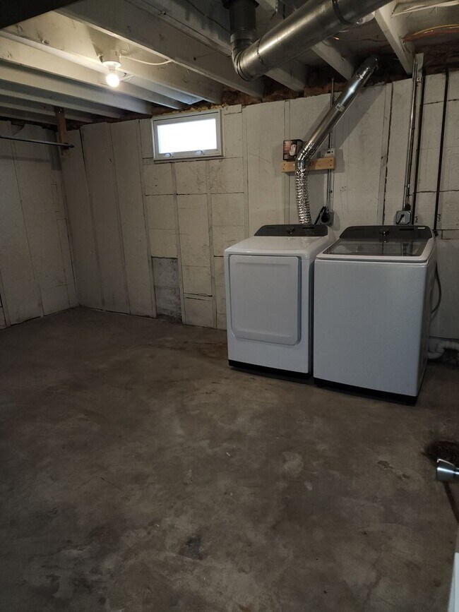 Foto del edificio - Four bedroom two bathroom house W/ double ...