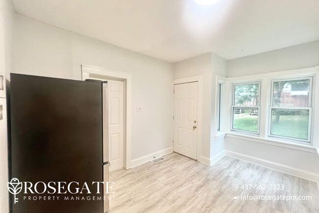 Building Photo - Spacious 1-Bedroom + Den Apartment in Cent...