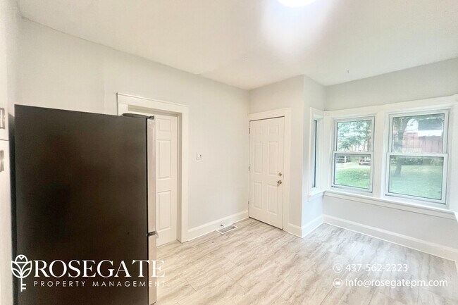 Photo du bâtiment - Spacious 1-Bedroom + Den Apartment in Cent...
