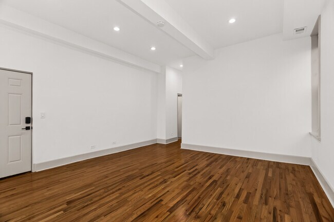 Foto del edificio - 2030 N Oakley Ave