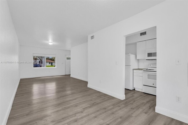 Foto del edificio - 8329 NW 5th Ave