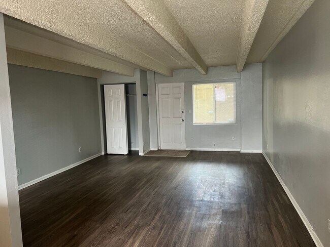 Foto del edificio - Studio Apartment in Denver - Ground Level - Move-In Special