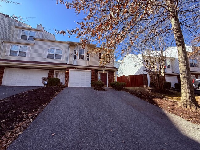 Building Photo - 3 Bedroom, 2 Bath Townhouse