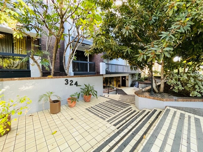 Building Photo - 324 N Palm Dr